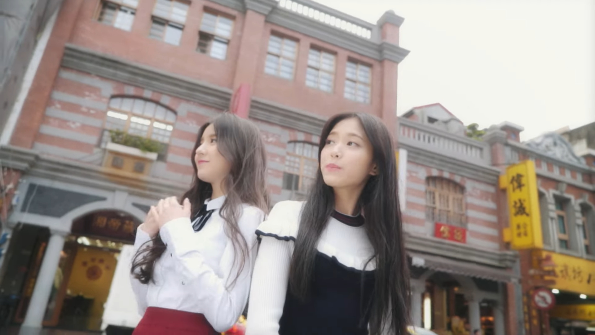 Heejin and Hyunjin standing in a city.